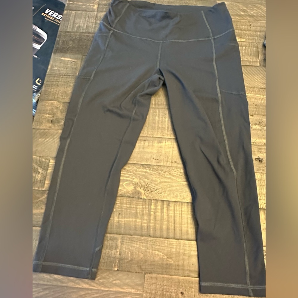 Victoria’s Secret sport capri leggings grey. Size M